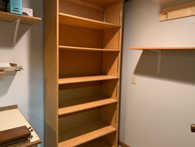 Building Photo - Executive 3 Bedroom Home