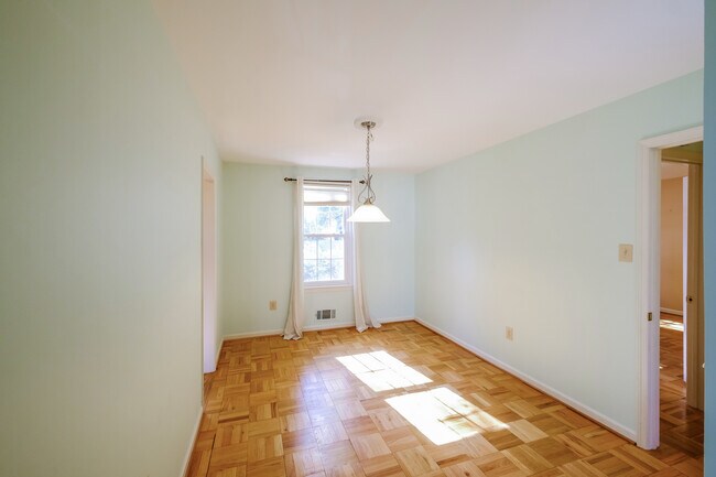 Building Photo - 647 Azalea Dr