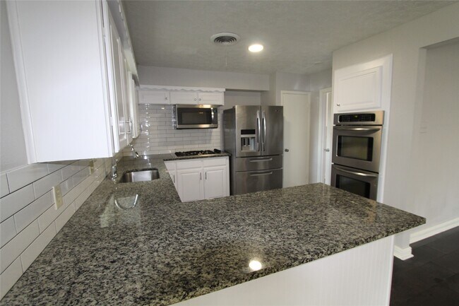 Building Photo - 409 Riverbend St