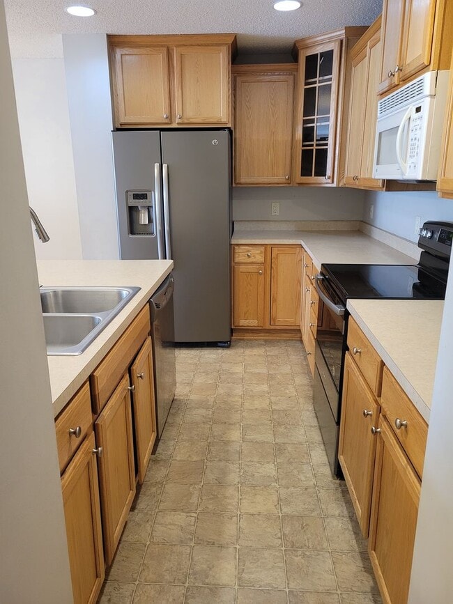 Building Photo - Middle Unit Townhouse