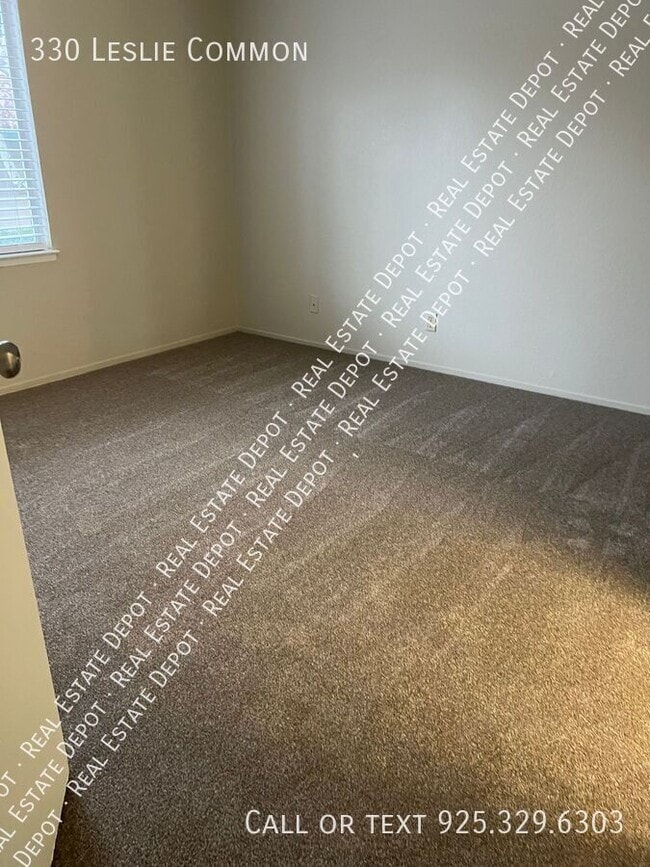 Building Photo - 330 Leslie Common