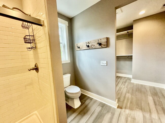 Building Photo - Large Modern Loft Home in Downtown Bluffton!