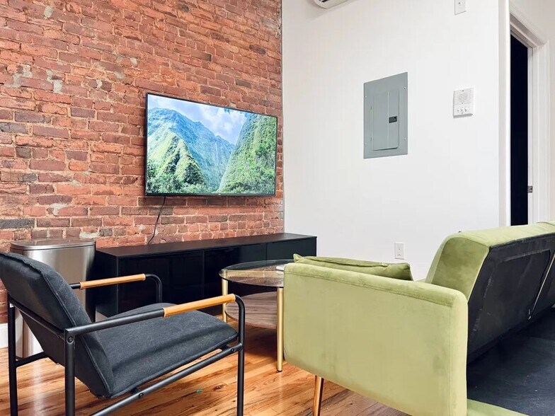 Primary Photo - Furnished room/NOT APARTMENT