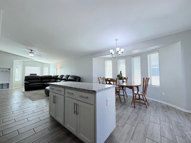 Building Photo - Beautiful 3 Bed 2 Bath with Refrig A/C!