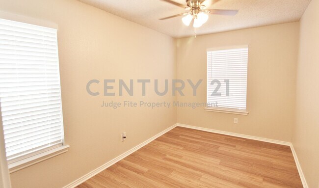 Building Photo - Spacious 2-Story 4/2.5/2 in Lancaster For Rent!