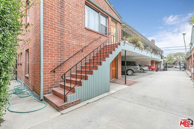 Building Photo - 2029 Cloverfield Blvd