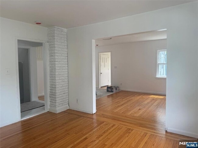 Building Photo - 517 Maple Ave