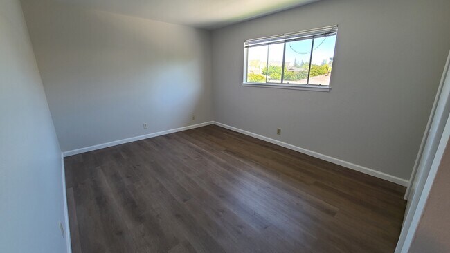 Building Photo - 1240 Juniper Dr