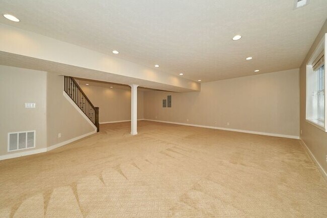Building Photo - Beautiful 5 Bedroom With Finished Basement in Fishers