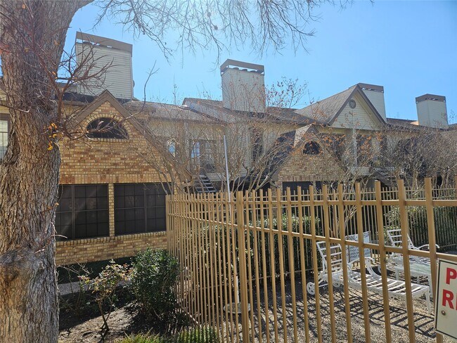 Building Photo - 2425 Holly Hall St