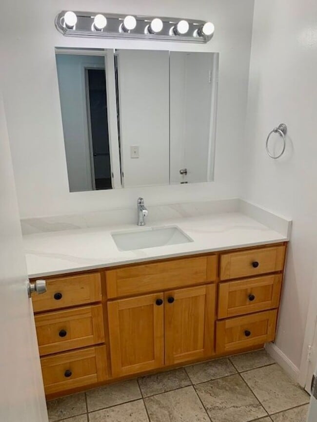 Building Photo - Nice 2 Bedroom 1 Bathroom Condo in Fairfield - AVAILABLE NOW!!