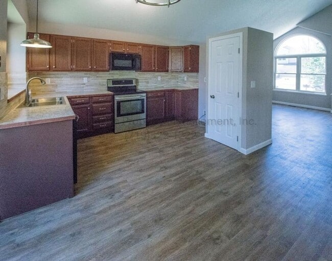 Building Photo - Wonderful 3 bedroom House in the Powers Co...