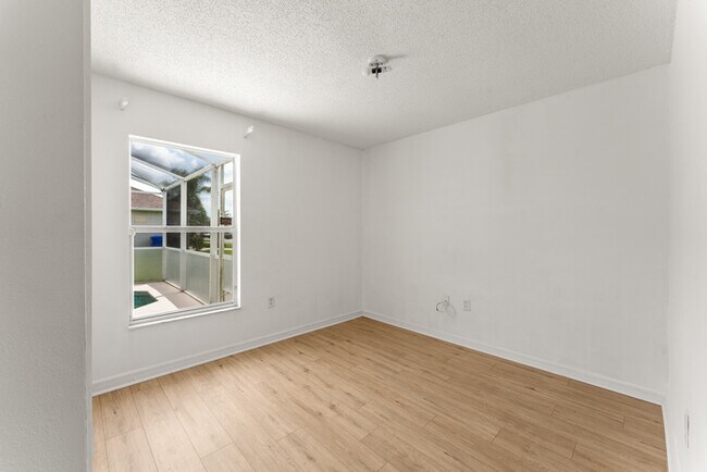 Building Photo - 3 bed with Solar heating Private Pool