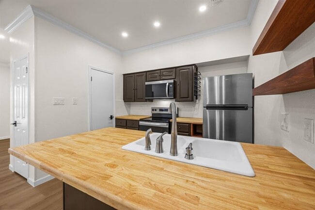 Building Photo - 1307 Kinney Ave