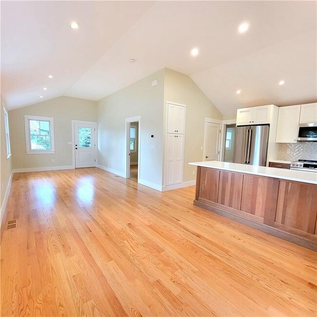 Building Photo - 33 Sakonnet Dr