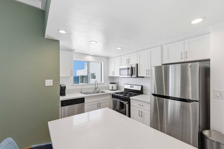 Building Photo - 3105 Ocean Dr