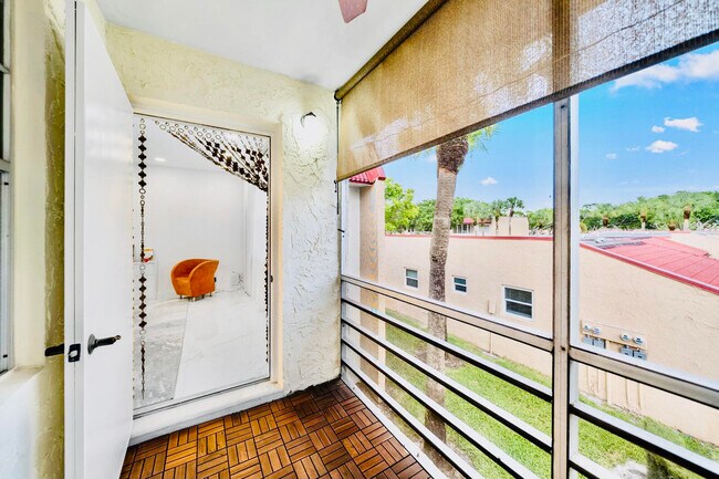 Building Photo - 129 Lake Carol Dr