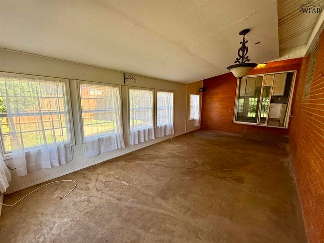 Building Photo - 1210 Clover Dr