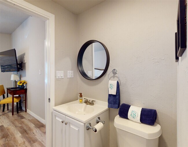 Building Photo - 4507 W Bayshore Dr