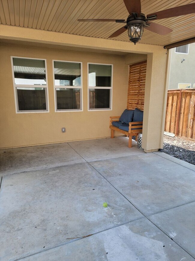 Building Photo - Beautiful 3 Bedroom 2.5 bath Home