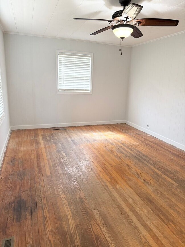 Building Photo - Charming Move-In Ready Home with Bonus Space & Spacious Yard!