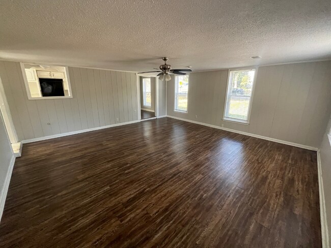 Building Photo - Spacious 4BR/2BA Memphis Home | 1,913 Sq Ft, Hardwood Floors, Brick Fireplace & Fenced Yard