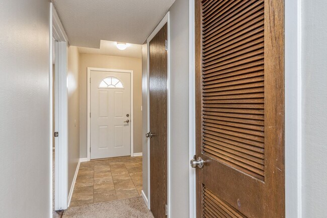 Building Photo - UPDATED CONDO!! 2 Bedroom, 1 Bathroom Condo In Ankeny