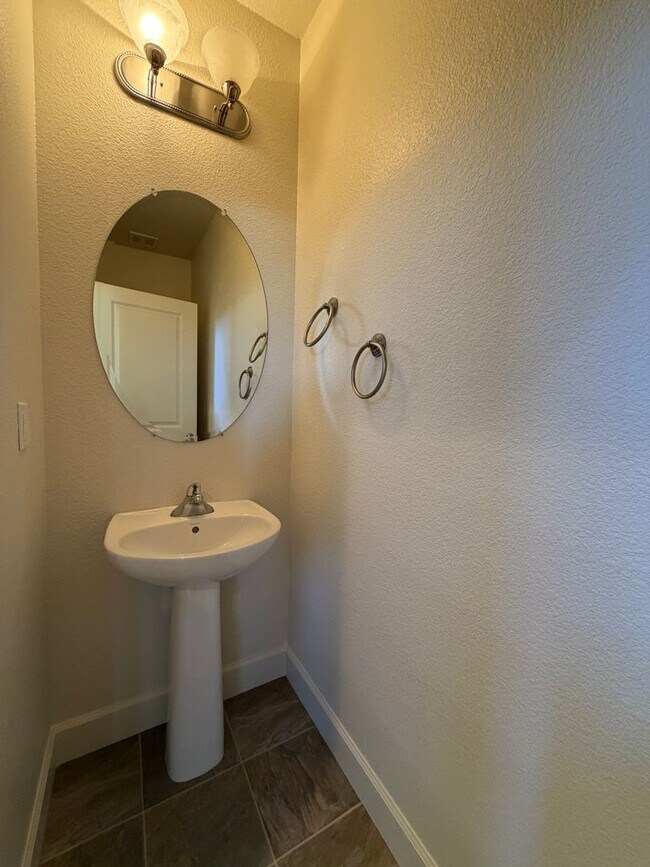 Building Photo - Spacious 4 Bedroom, 2.5 Bath in North Valleys