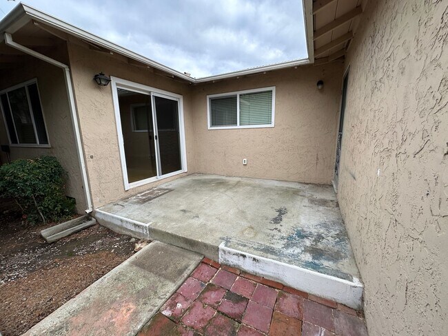 Building Photo - 852 W Hacienda Ave