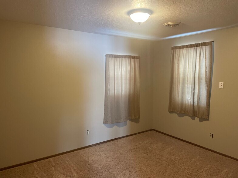 Building Photo - 829 E 9th St S