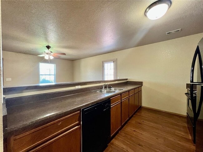 Building Photo - 869 Meadowlands Dr