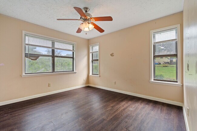 Building Photo - "Spacious 2-Bed, 2-Bath Oasis in the Heart...