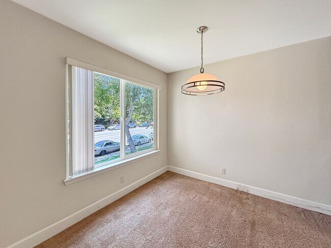 Building Photo - Upgraded 1B/1BA Condo in La Jolla W/ Parki...