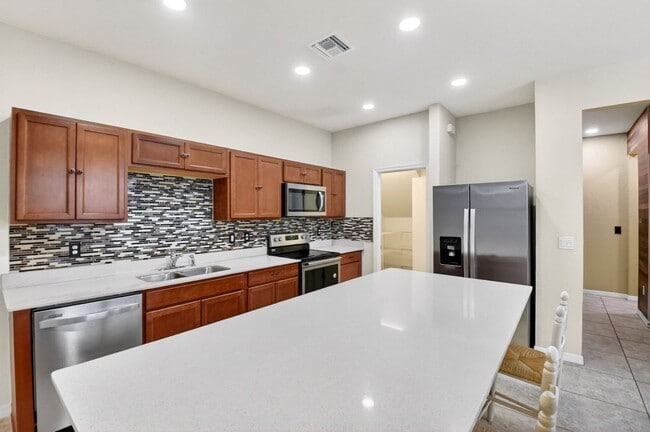 Building Photo - 2833 Troubadour St