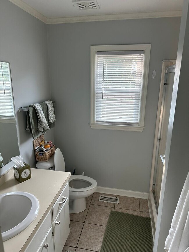 Building Photo - Cute home with great space