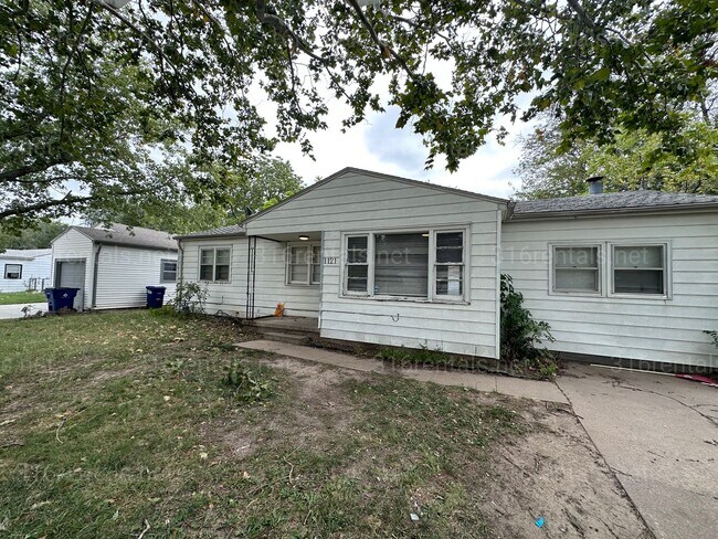 Building Photo - $1,195 - 3 bedroom / 1 bathroom - Single Family Home