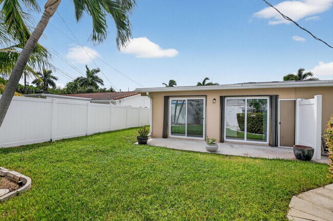 Building Photo - 529 NE 18th St