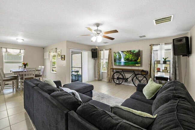 Building Photo - 8704 Lake George Cir W