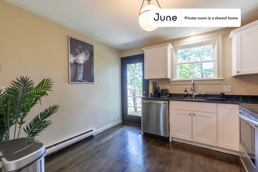 Building Photo - Room in Shared 6 bed/4 bath home