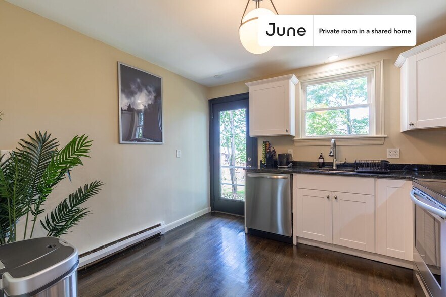 Building Photo - Room in Shared 6 bed/4 bath home in Brighton