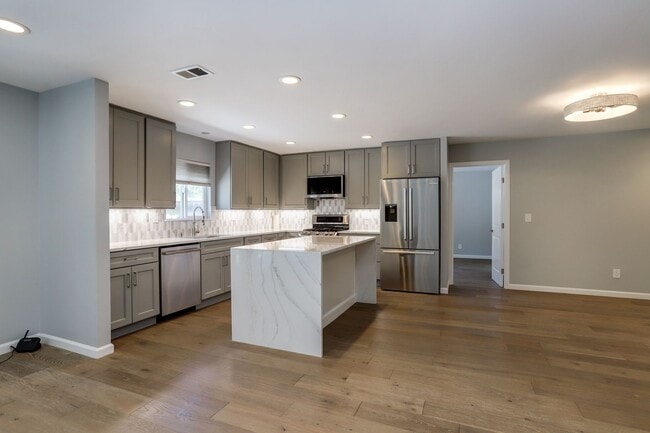 Building Photo - 4 Bed / 2 Bath Updated Redwood City Home w...