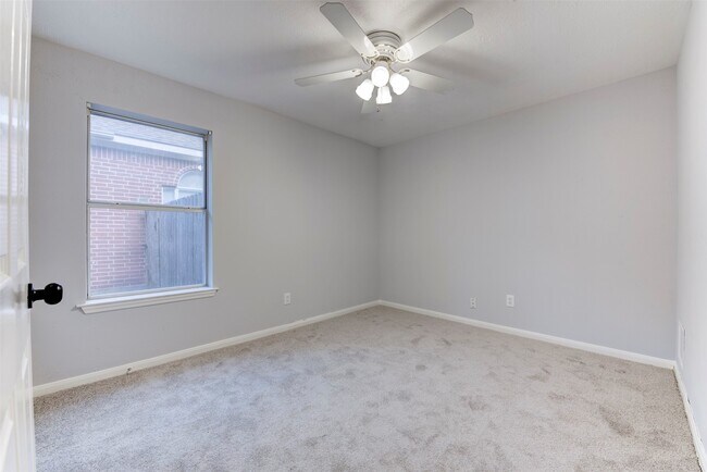 Building Photo - 9026 Eaglecove Dr