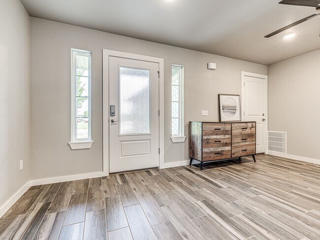 Building Photo - Newer home in the heart of OKC + 5 bedrooms + 5 bathrooms + 2 car garage