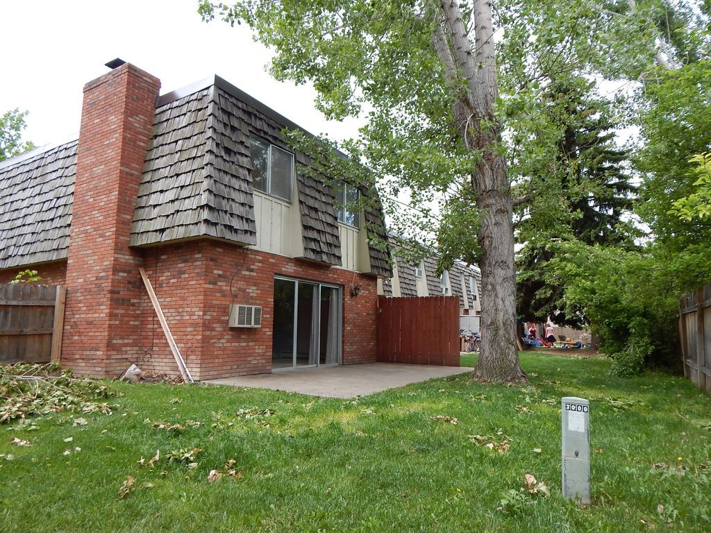 Building Photo - 905 E Swallow Rd
