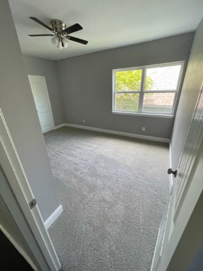 Building Photo - 1000 W Gandy St