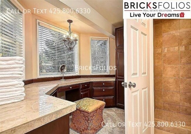 Building Photo - Luxurious 5-bedroom home in Sammamish with...