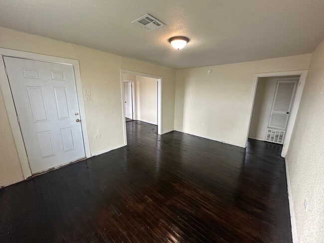 Building Photo - 3921 Roselawn Dr