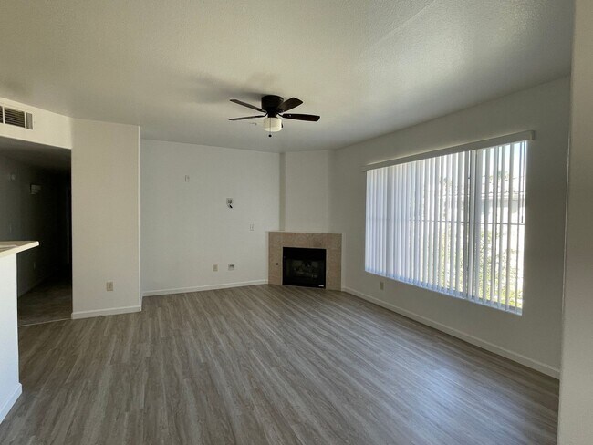 Building Photo - MOVE IN READY! 3 BEDROOM- GUARD GATED COMM...