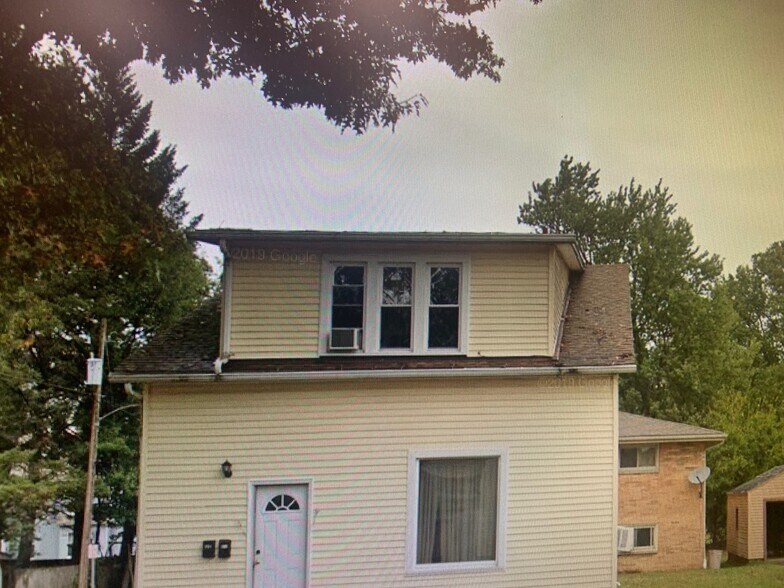 Building Photo - 806 E 6th St