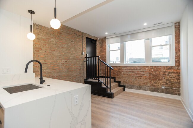 Building Photo - 1041 W Byron St